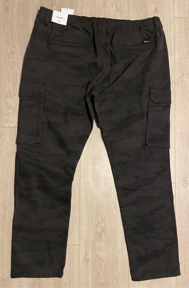 C&A Jeans Hose (Tapered, neu, Größe XL, dunkel braun Camouflage) in München