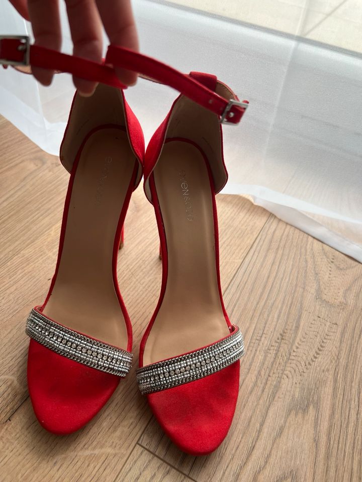 Rote hohe Schuhe in Ostfildern