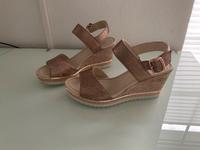 Edle Gabor Keilsandaletten / Sandalen Keilabsatz Gr 7 40,5 W. NEU Bayern - Dettelbach Vorschau