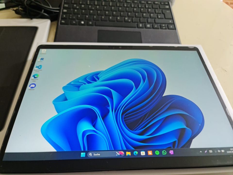 Surface Pro 8 mit Tastatur Cover und Slim Pen 2 und Zubehör in Essen