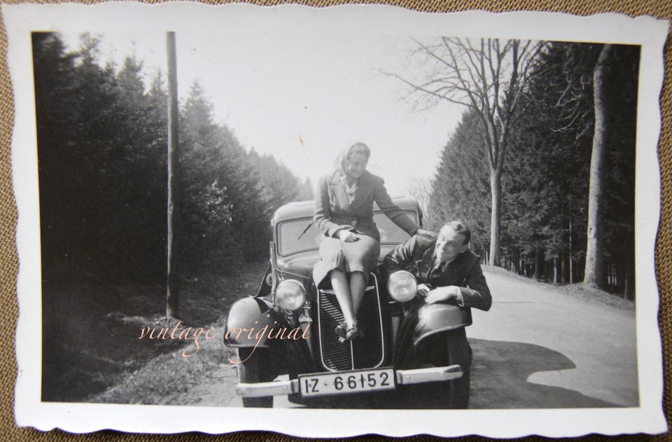 tolles altes Foto Paar mit Auto Oldtimer 1930er Jahre Sammler in Potsdam