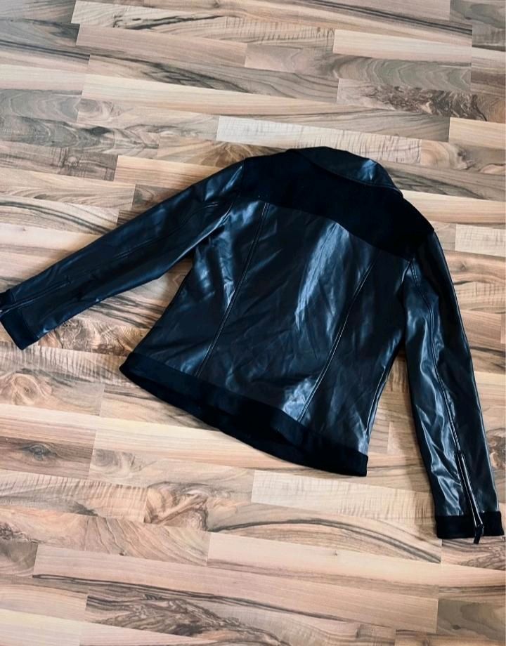 Schwarze Jacke aus Kunstleder in Lage