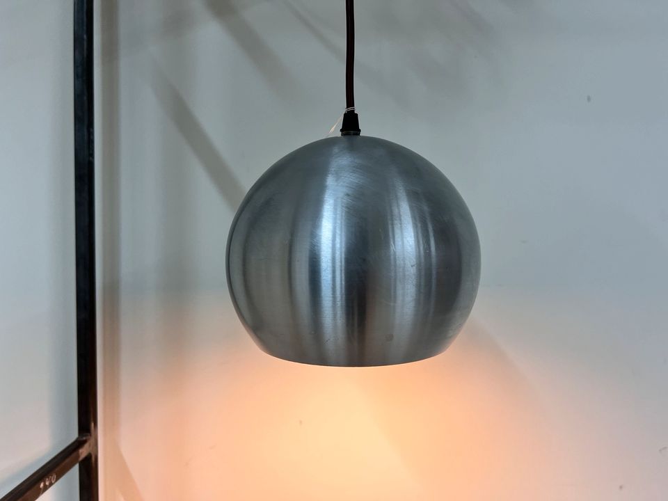 Kugellampe silber Aluminium Dänisches Design 70er Jahre Hängelampe Deckenlampe Pendel in Berlin