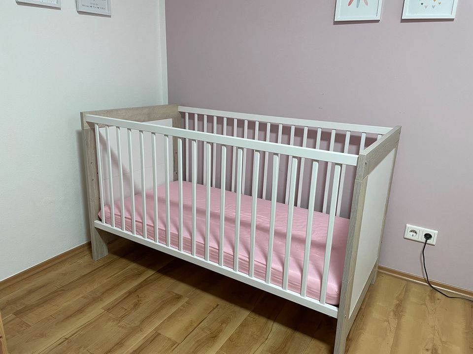 Babybett/ Kinderbett/ wandelbar in Juniorbett inkl. Matratze in Neustadt an der Aisch