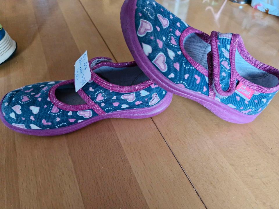 Kinderschuhe, Turnschuhe, Hausschuhe, Crocs, Sandalen 21,23,24,26 in Ehingen Mittelfr