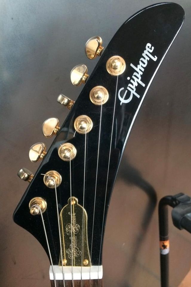 Epiphone Explorer „Black Pearl“ mit Gibson Humbucker in Icking