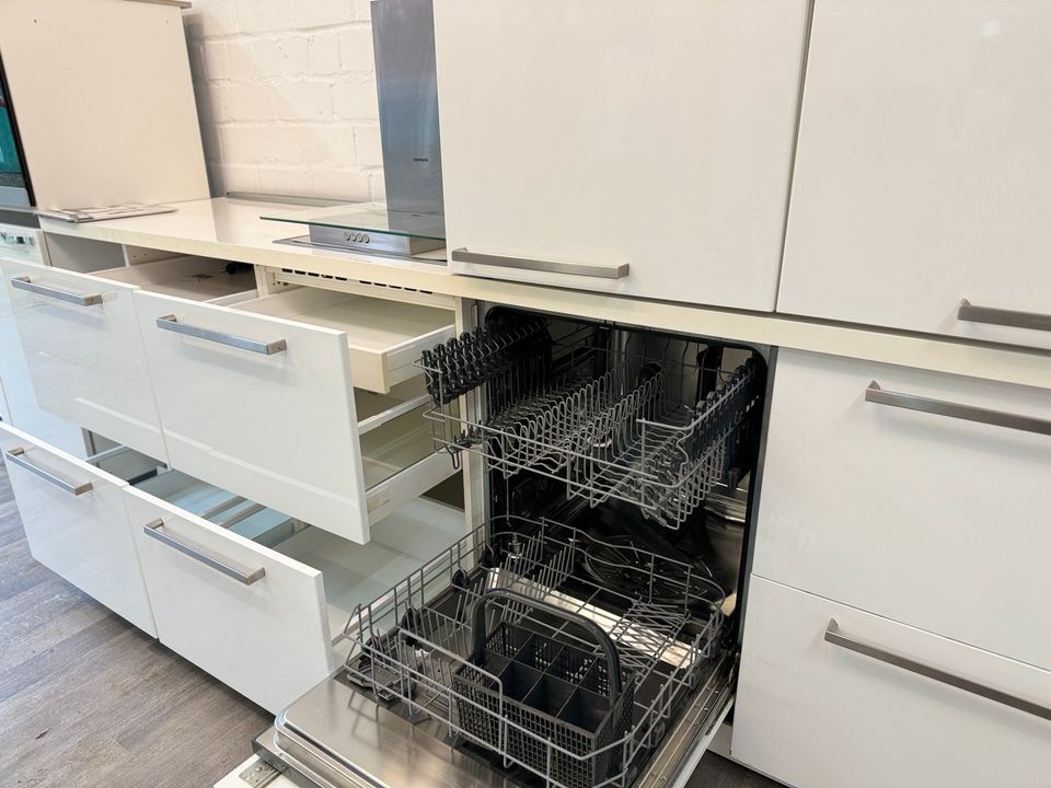 Ikea weiß Hochglanz Küche mit Elektrogeräten und Lieferung in Erftstadt