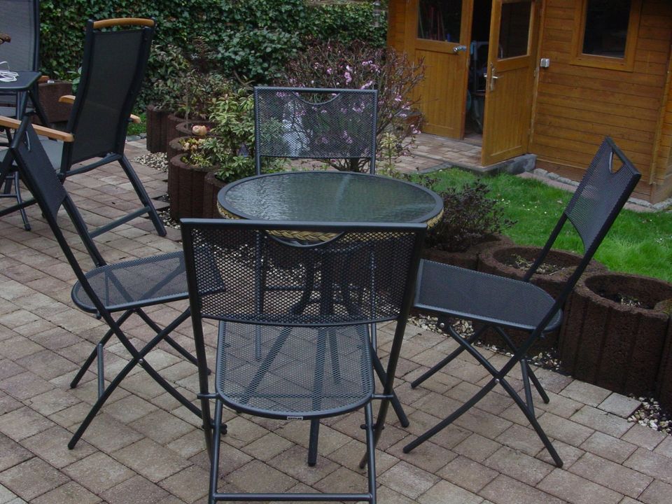 Gartengarnitur, Metall, 1 Tisch rund, mit 4 Stühlen in Windhagen