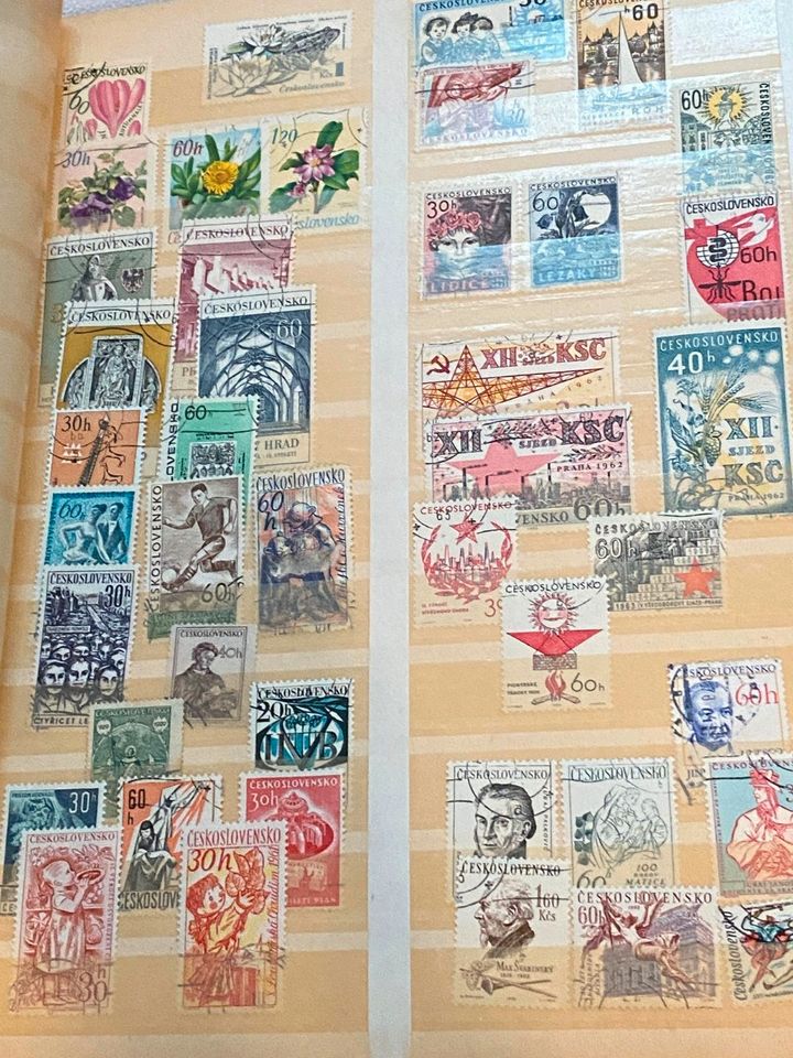 Briefmarken - Steckalbum Tschechoslowakei gut gefüllt- auch älter in Nordholz