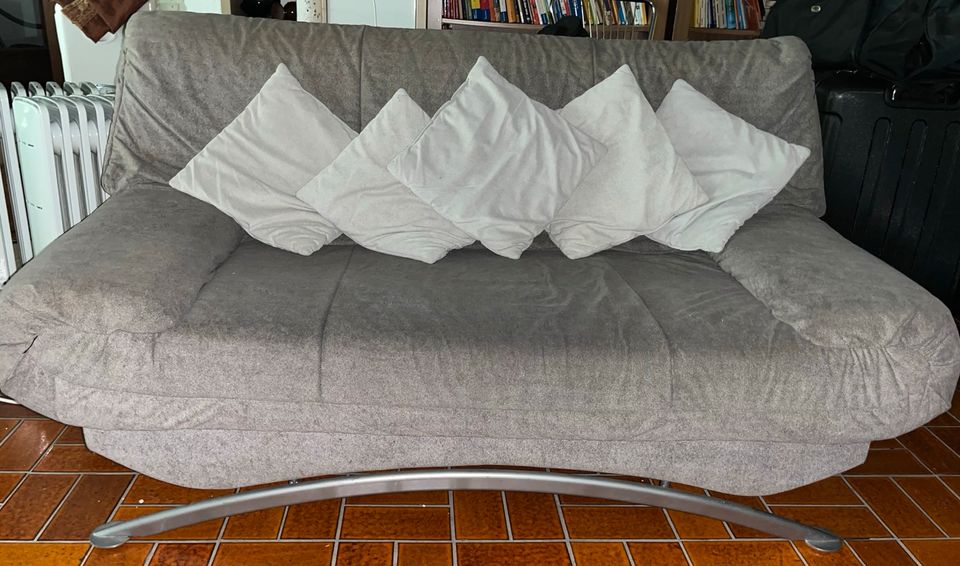 Couch Sofa grau in Hanau