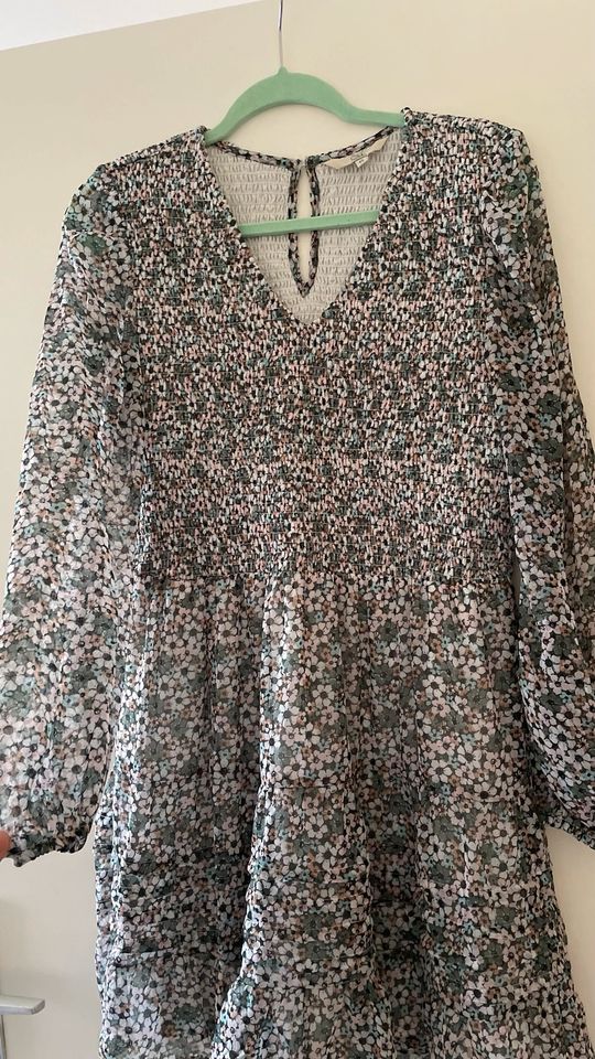 Sommerkleid mit Blumen Gr.40 in Landshut