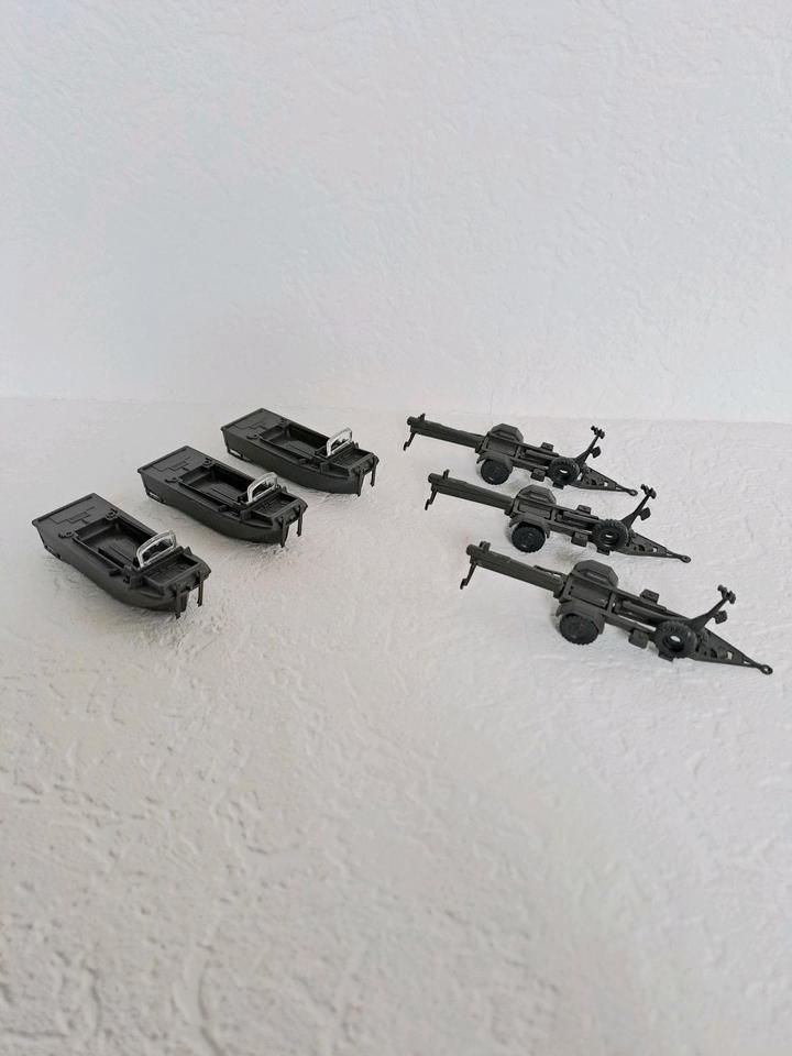 RMM Roskopf Militär 3 × Pionier Motorboote auf Anhänger 1:100 in Roth