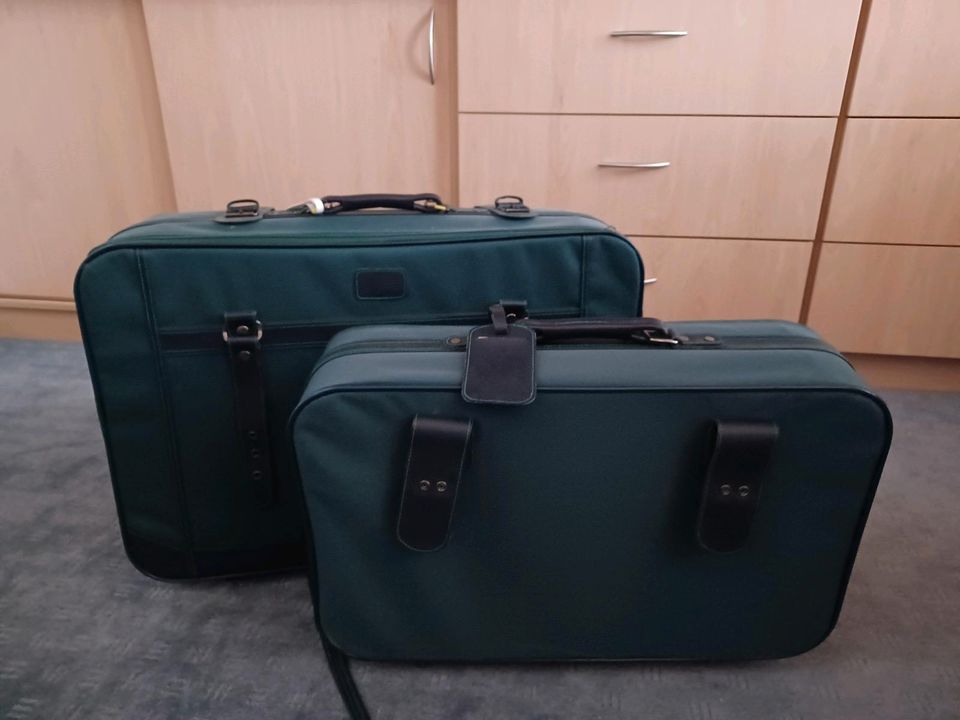 2 Koffer aus Stoff grün mit Rollen in Knüllwald