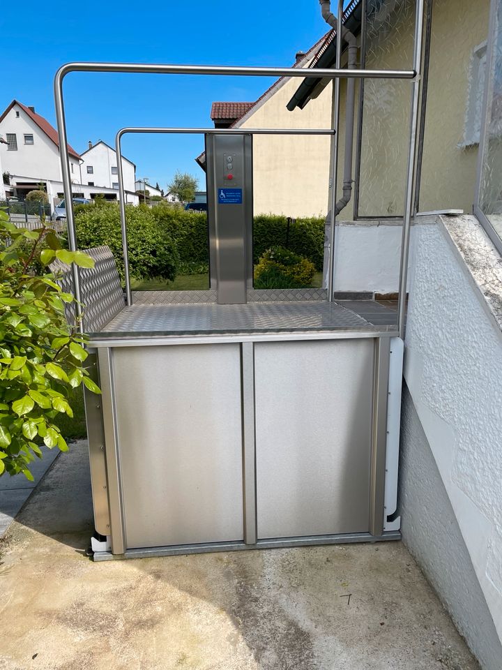 Hublift Rollstuhllift Hebebühne HIRO 440 in Altdorf