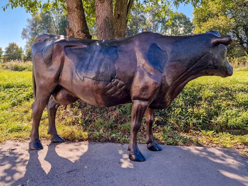 Lebensgroße Bronzefigur einer Kuh - Charmante Gartendekoration in Wickede (Ruhr)