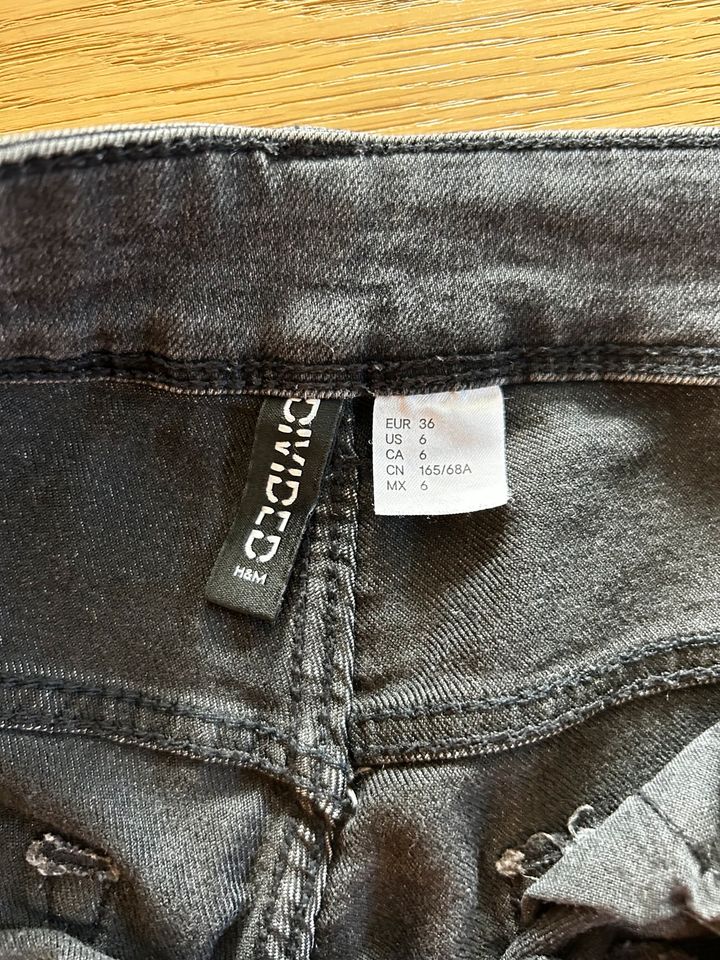 Jeans H&M Gr 36 dunkelgrau in Eslohe