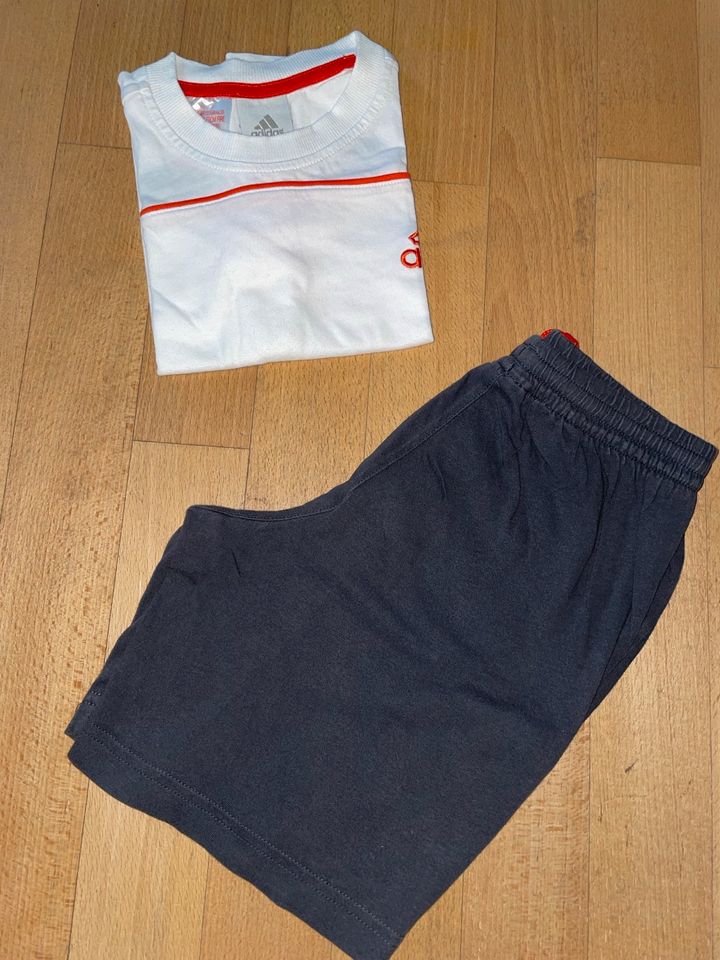 Sportanzug Tshirt Shorts Trainingsanzug Adidas Größe 110 in Bad Zwischenahn