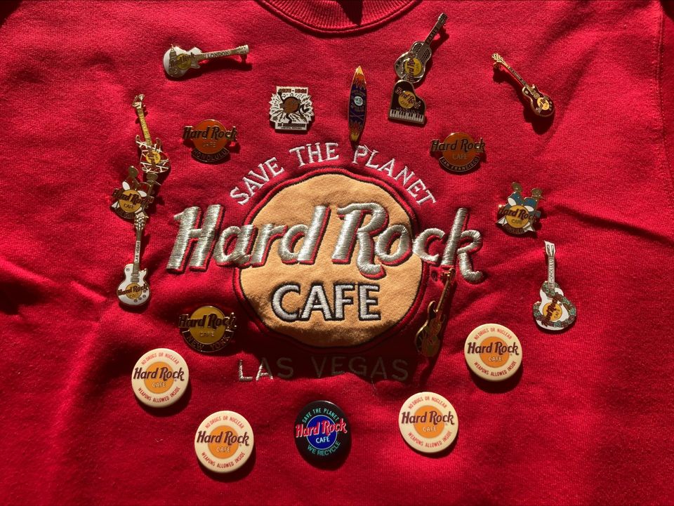 diverse Pins "Hard Rock Cafe" in Poing