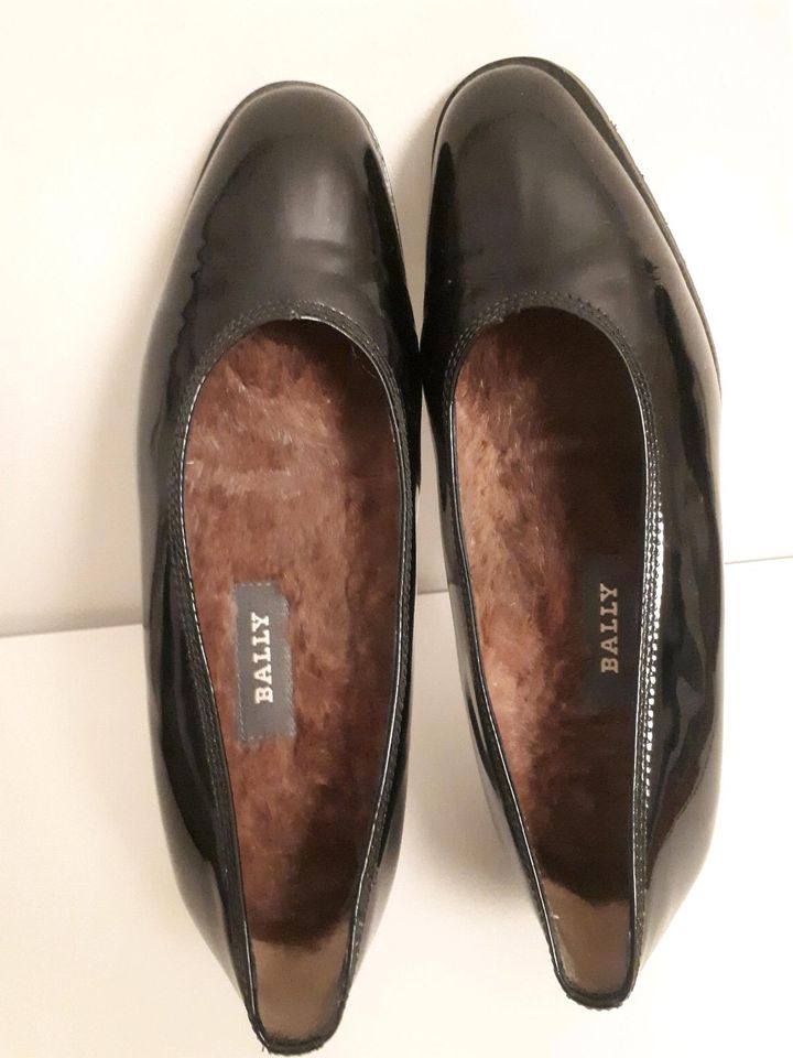 Bally Pumps aus Lackleder, schwarz, mit Fellfütterung in Berlin