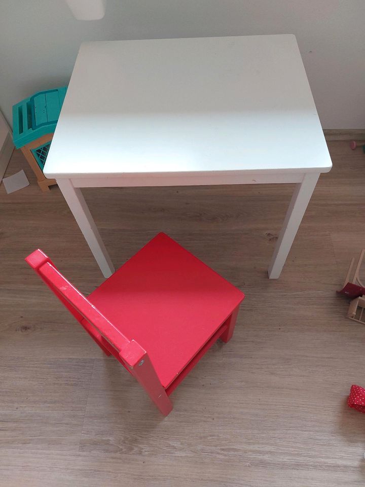 Ikea kindertisch mit Stuhl in Habichtswald