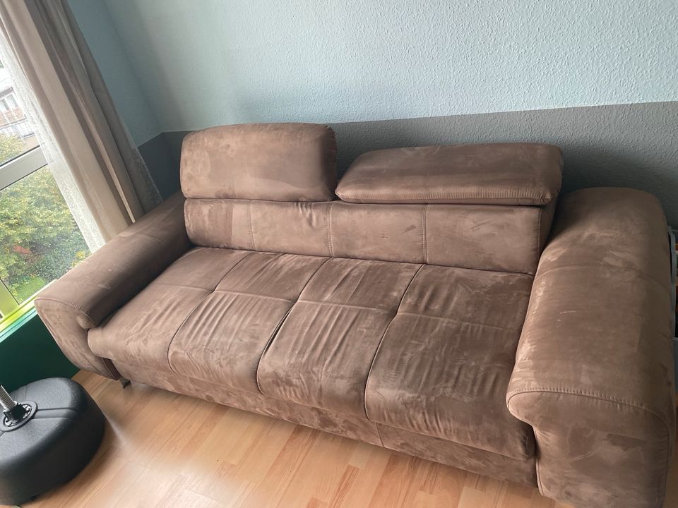 Sofa Garnitur , 3sitzer und Hocker, Luxus-Microfaser, NEUWERTIG in Rostock