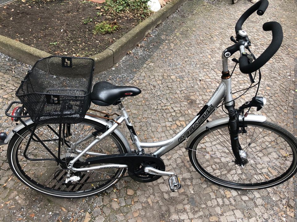 Damenfahrrad Fahrrad Pegasus tiefer Einstieg 28 Zoll in Berlin