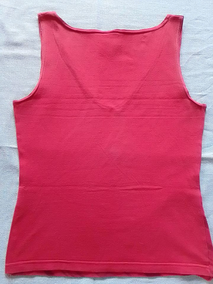 Rotes DIVIDED Top, vorne diagonal gestreift, hinten uni rot 3,50€ in Isenbüttel