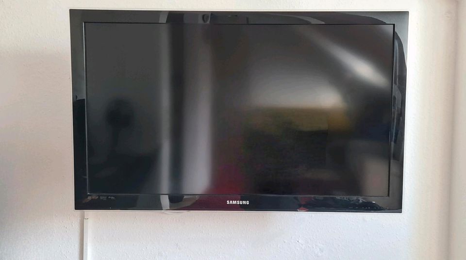 Samsung Fernseher incl. Schwenkbaren Wandhalterung in Bad Saulgau