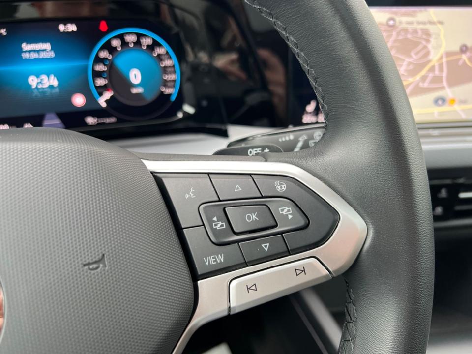 Volkswagen Golf VIII 1.5 eTSI/LED/AHK/Pano/Standh/ACC/R-Kam in Hünfeld