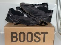 Adidas Yeezy Boost 700 V2 Vanta 42 Niedersachsen - Burgdorf Vorschau