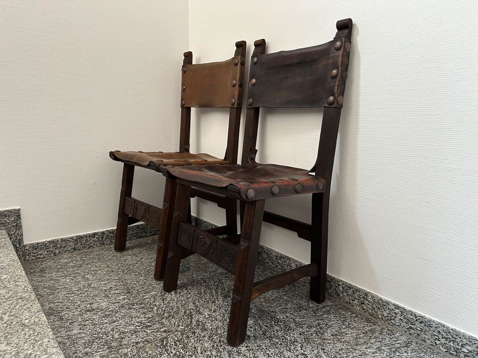 Handgeschnizte Antike Spanische Stühle in Bonn