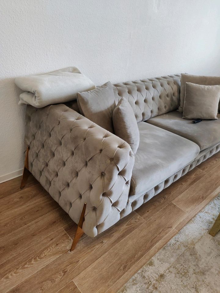 Chesterfield Sofa 2 Stück mit Schlaffunktion in Berlin