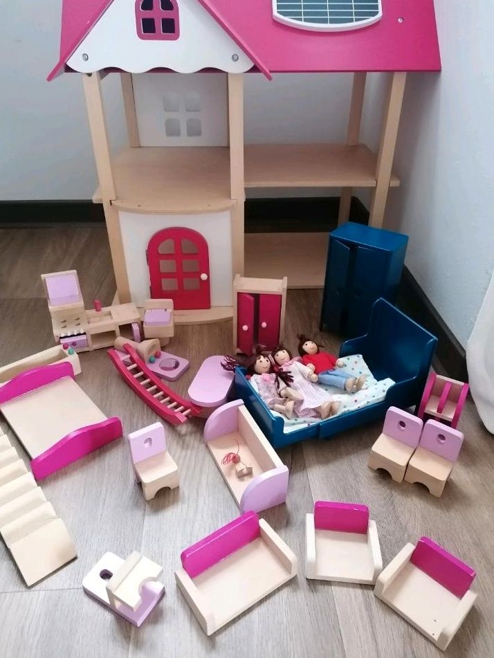 Puppenhaus mit vielen Möbeln in Lüneburg
