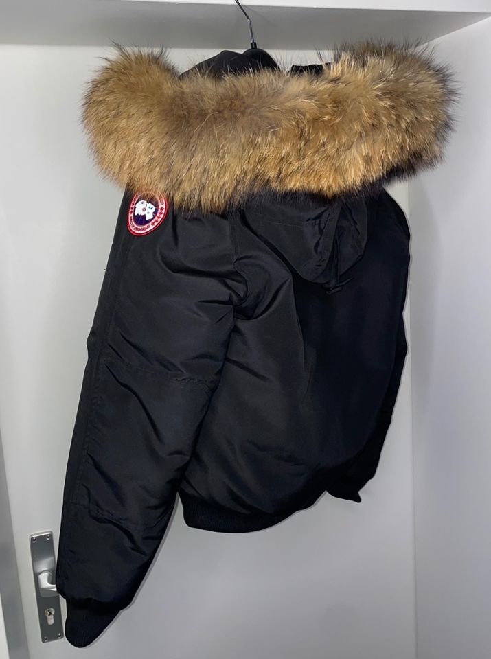 Schwarze Winter Jacke mit großem Echtfell Pelz Gr. XS Neu in Fulda
