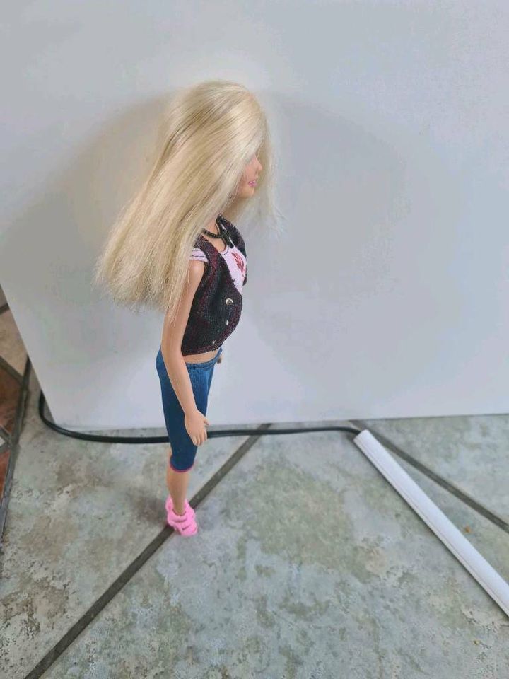 Hübsche Barbie mit tollem Outfit und Schuhen in Köln