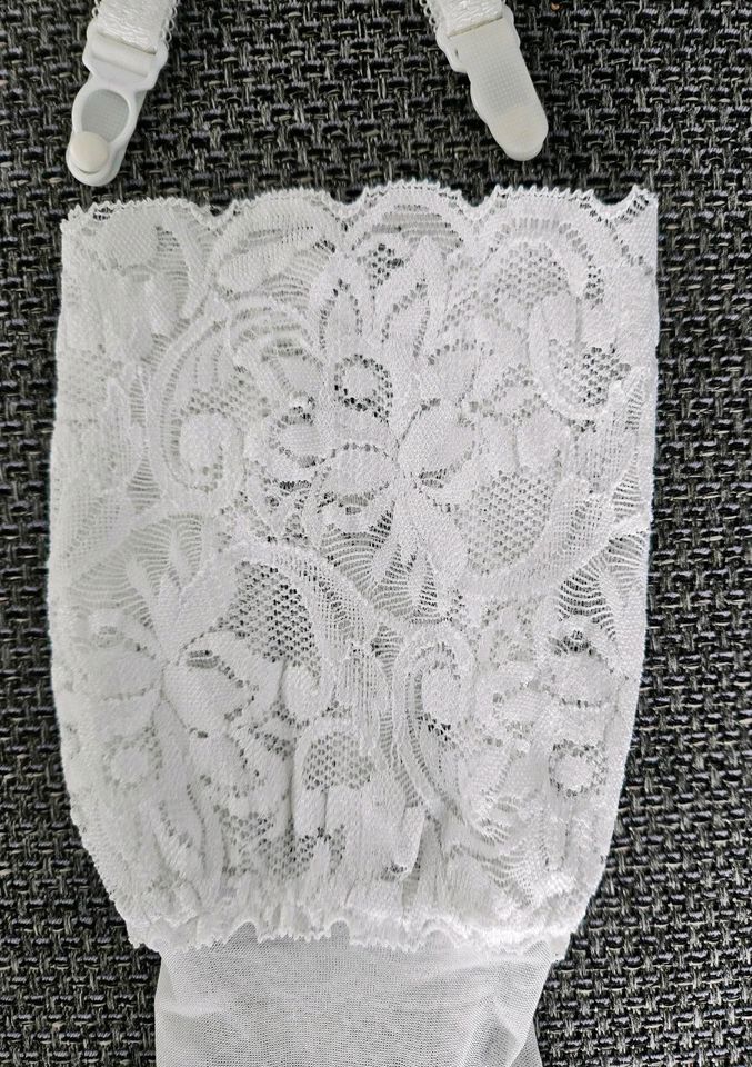 Corsage aus/mit Spitze für die Hochzeit/Braut in Rheinbach