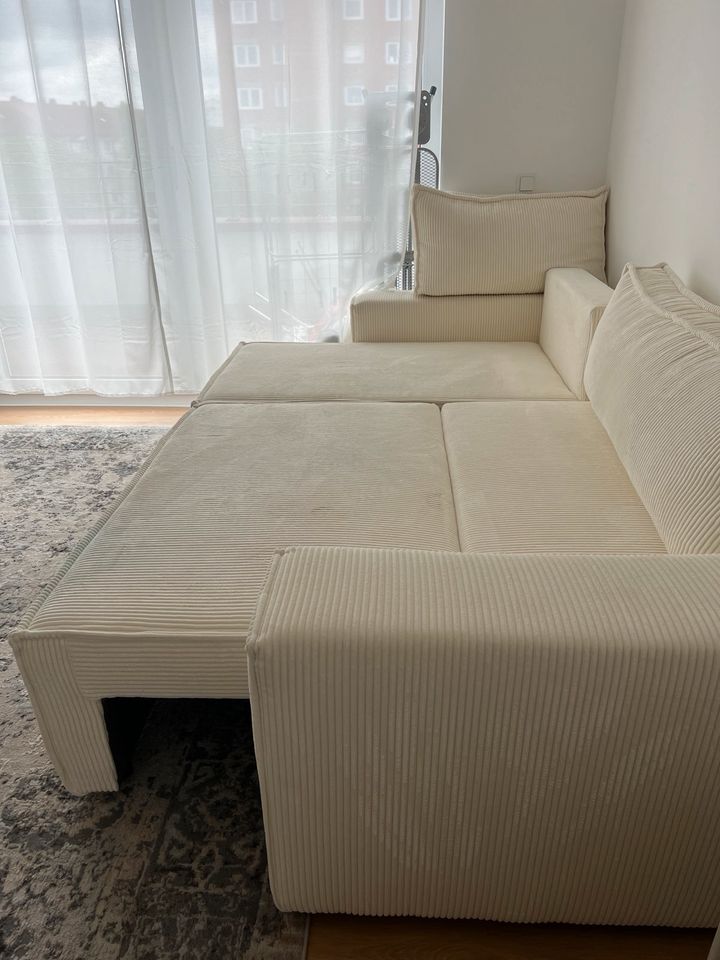 Beige Couch/Sofa mit Schlaffunktion in Offenbach