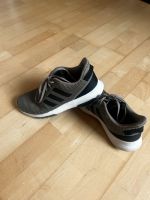 Neuwertige olivgrüne Adidas Schuhe US Gr. 9 Hessen - Eltville Vorschau