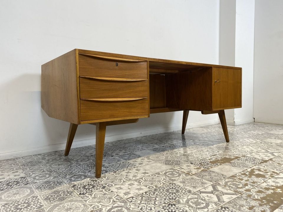 WMK Besonders schöner & gut erhaltener großer Mid-Century Schreibtisch , freistehend, mit Schubladen, Ausziehplatte & formschönen Holzgriffen # Arbeitstisch Desk Sekretär Bürotisch Vintage 50er 60er in Berlin