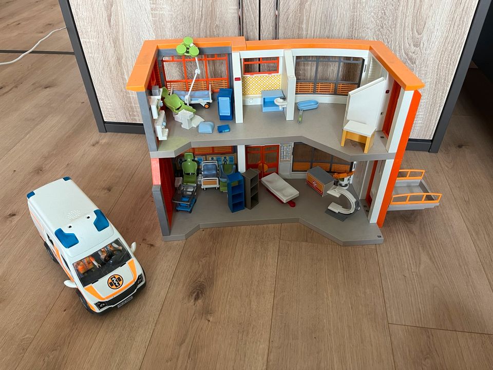 Playmobil Krankenhaus und Krankenwagen in Kehrig