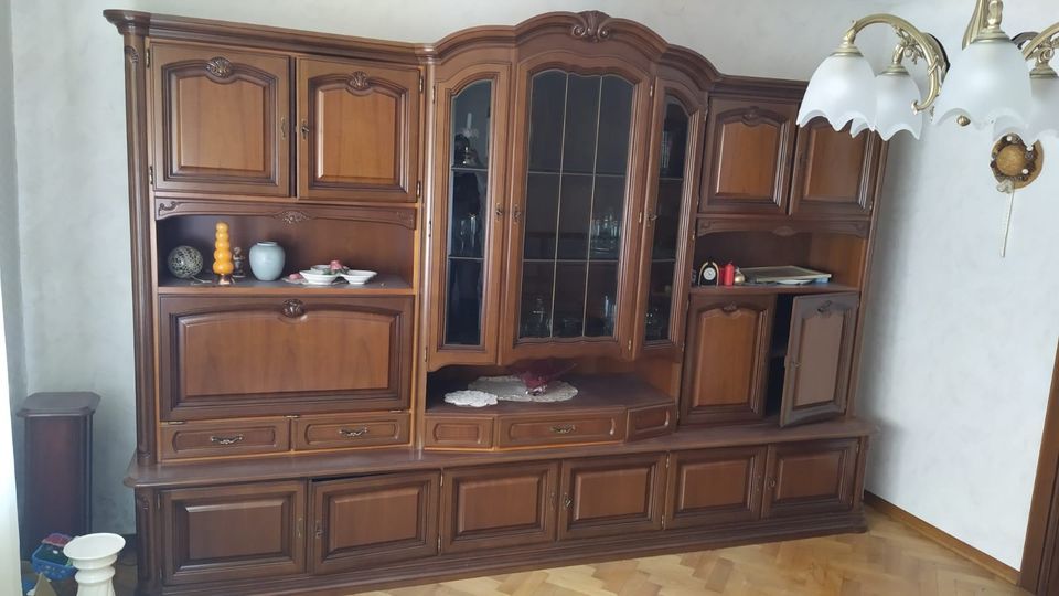 Klassischer, rustikaler Wohnzimmer-Schrank in Schmelz