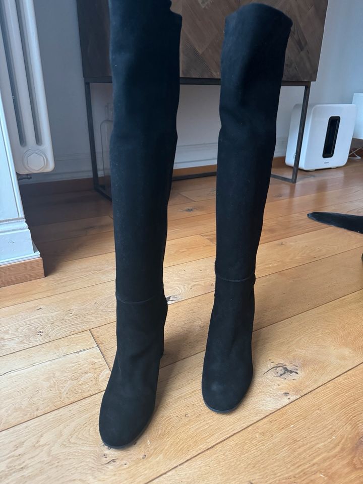 Neuwertig STUART WEITZMAN Stiefel Overknee Leder schwarz Gr. 38 in Frankfurt am Main