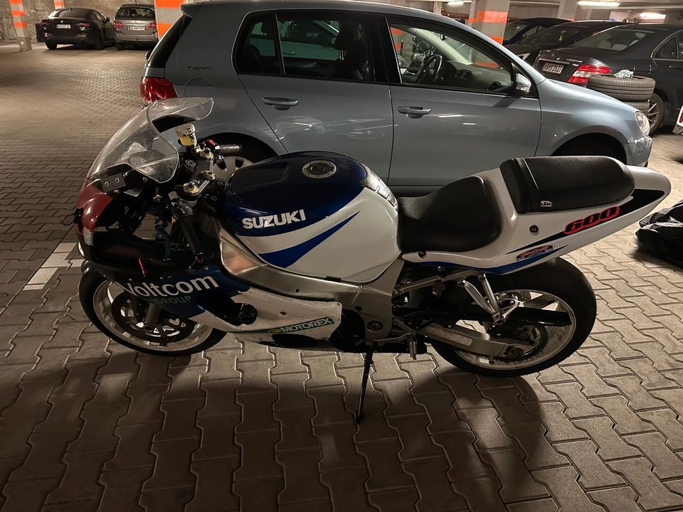 Suzuki GSX-R 600 K1 Rennmotorrad in Augsburg