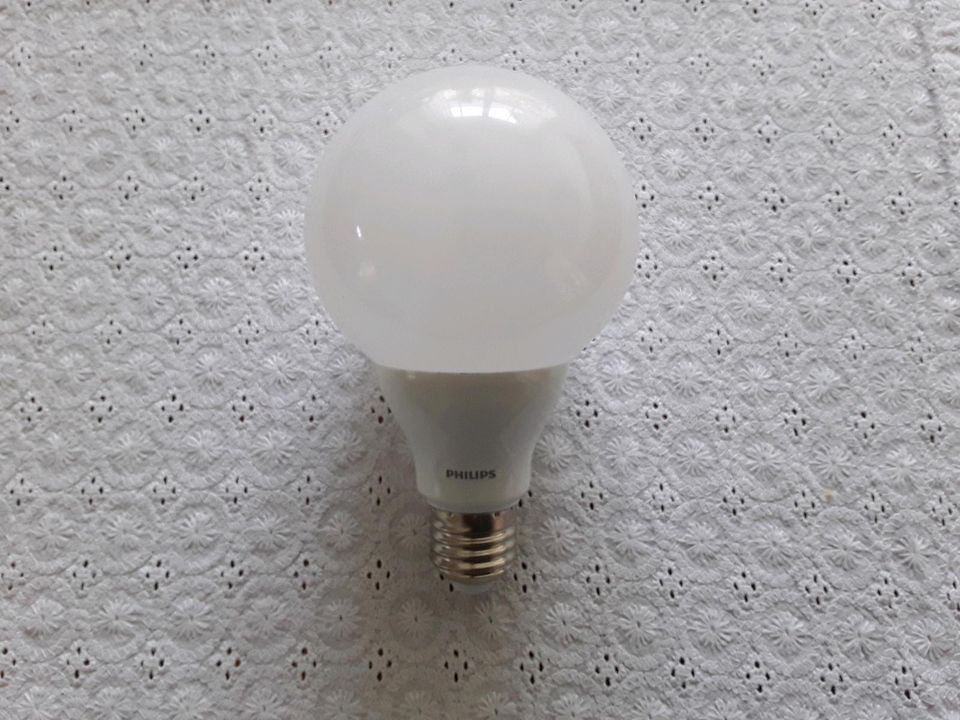 Philipps LED , Glühlampe,9,5 W, 806 l, Glühbirne, warmweiß in Fockbek