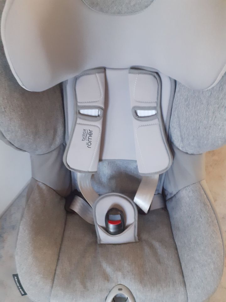 Auto - Kindersitz 9 - 18kg Römer Britax in Weinböhla