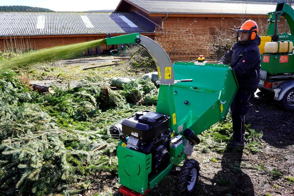 HS 100M PRO Holzhäcksler /Holzhacker /Holzschredder -Lagergerät- in Untermünkheim