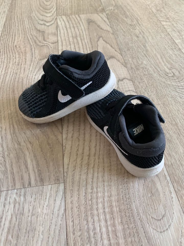 Süße Baby Nike Sneaker 21 in Bad Schwartau