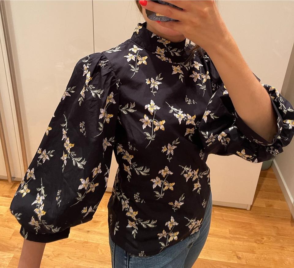 Levi’s Bluse XS schwarz Blumen Trompetenärmel NEU !!! in Berlin