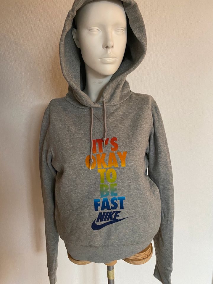 Nike Pulli Regenbogen in Großheirath