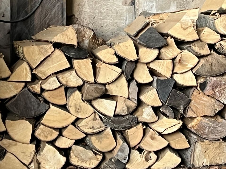 Brennholz, Kaminholz, gemischt abgelagert in Krummwisch